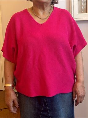 Cyrus Bright Fuchsia Short Sleeve V-Neck Knit Top